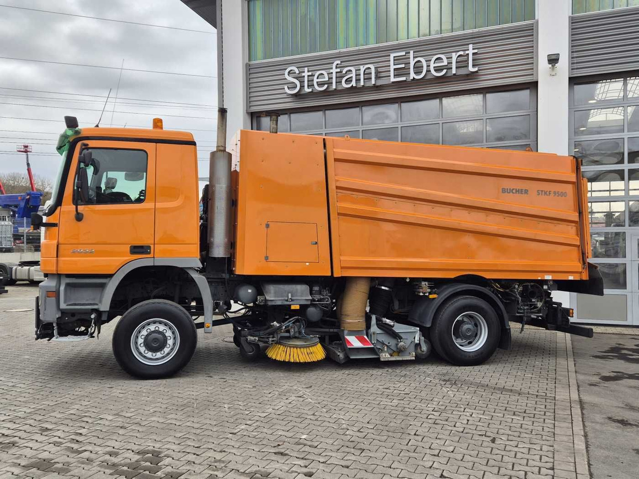 Mercedes-Benz Actros 2032 A 4x4 Bucher STKF 9500 Airport 30x - Lakaisuauto: kuva Mercedes-Benz Actros 2032 A 4x4 Bucher STKF 9500 Airport 30x - Lakaisuauto Mercedes-Benz Actros 2032 A 4x4 Bucher STKF 9500 Airport 30x - Lakaisuauto: kuva Mercedes-Benz Actros 2032 A 4x4 Bucher STKF 9500 Airport 30x - Lakaisuauto