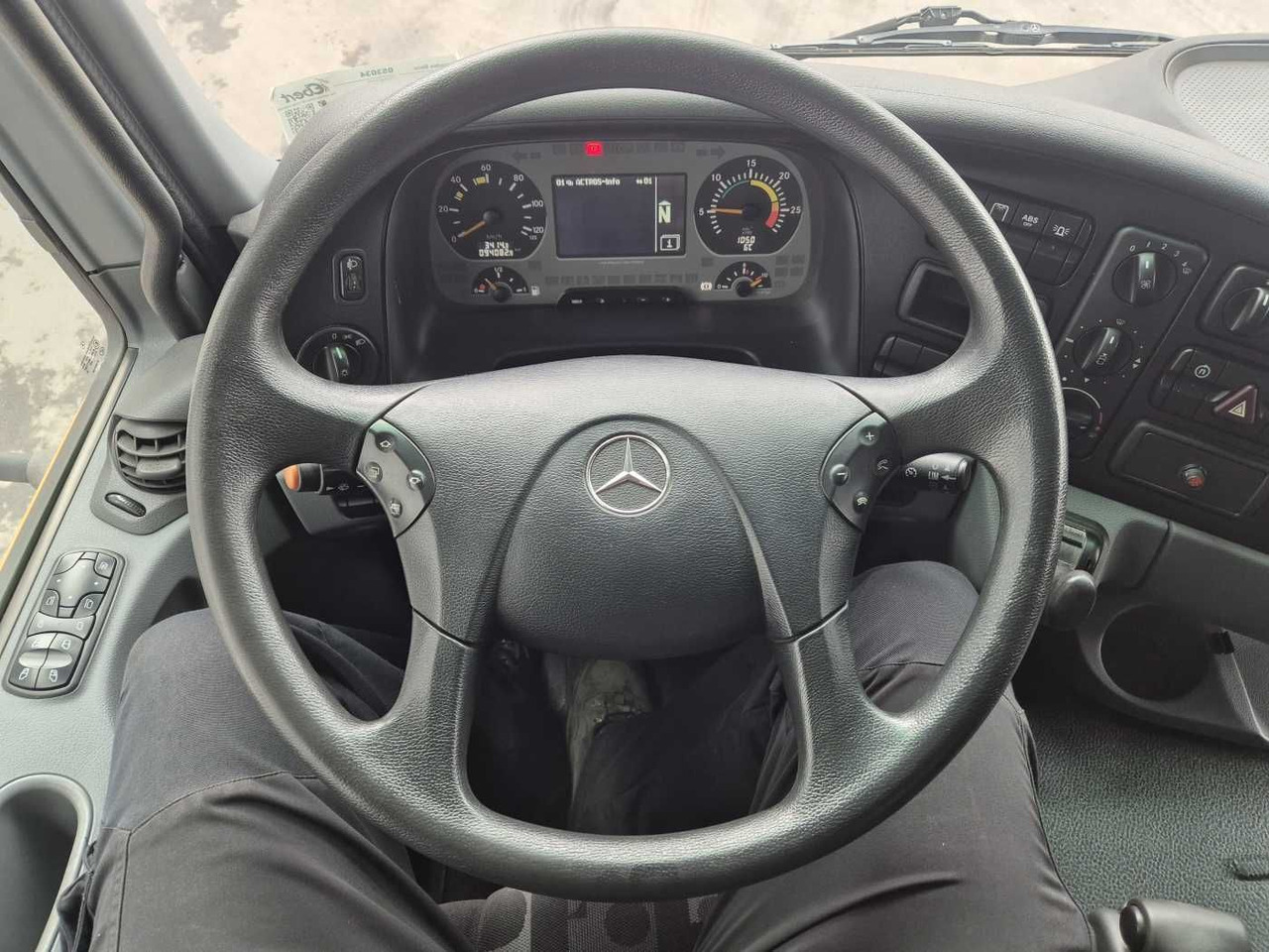 Lakaisuauto Mercedes-Benz Actros 2032 A 4x4 Bucher STKF 9500 Airport 30x: kuva Lakaisuauto Mercedes-Benz Actros 2032 A 4x4 Bucher STKF 9500 Airport 30x