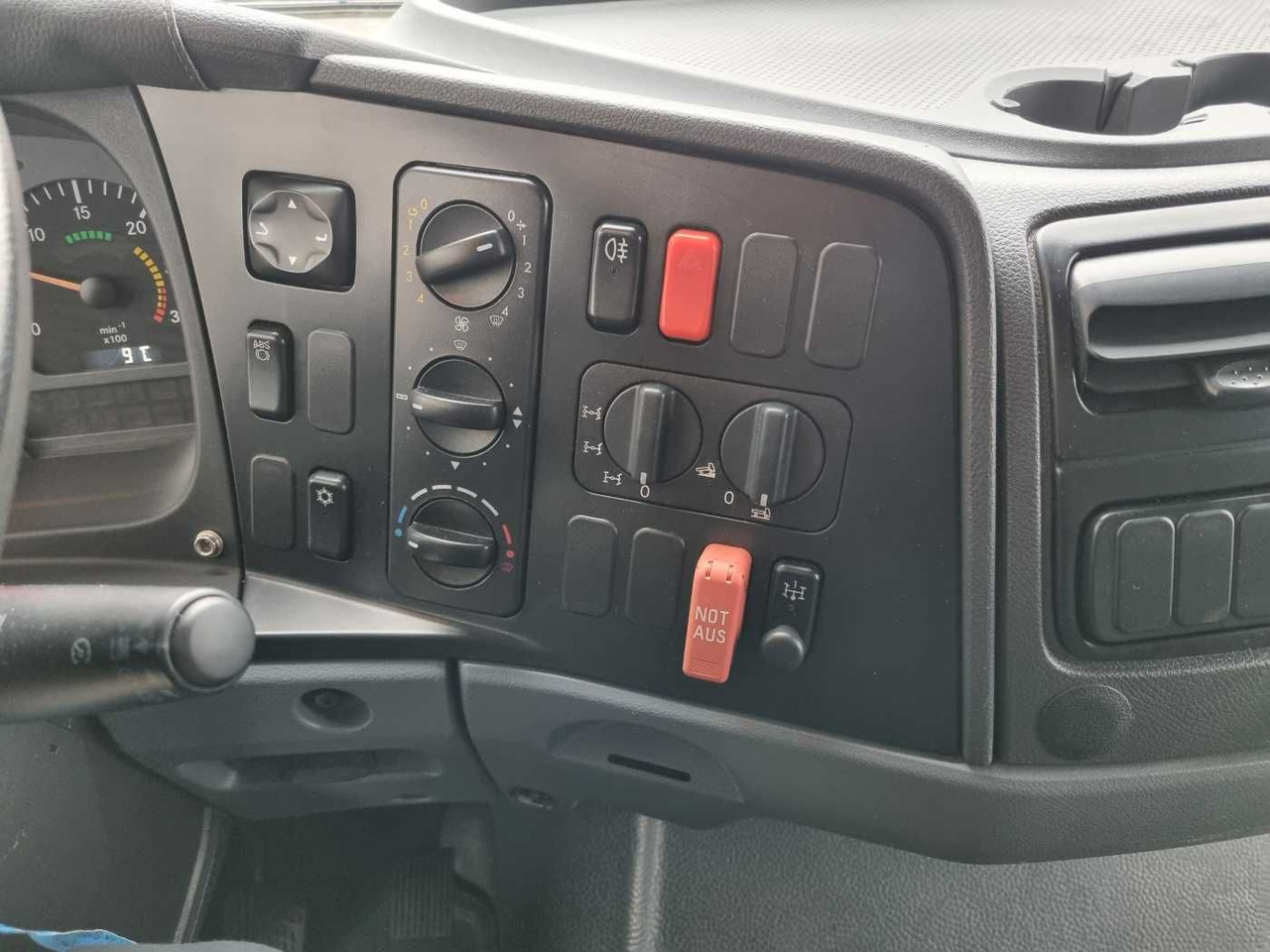 Pressukapelli kuorma-auto Mercedes-Benz Axor 1829 A 4x4 Pritsche/Plane 10 Stück: kuva Pressukapelli kuorma-auto Mercedes-Benz Axor 1829 A 4x4 Pritsche/Plane 10 Stück Pressukapelli kuorma-auto Mercedes-Benz Axor 1829 A 4x4 Pritsche/Plane 10 Stück: kuva Pressukapelli kuorma-auto Mercedes-Benz Axor 1829 A 4x4 Pritsche/Plane 10 Stück