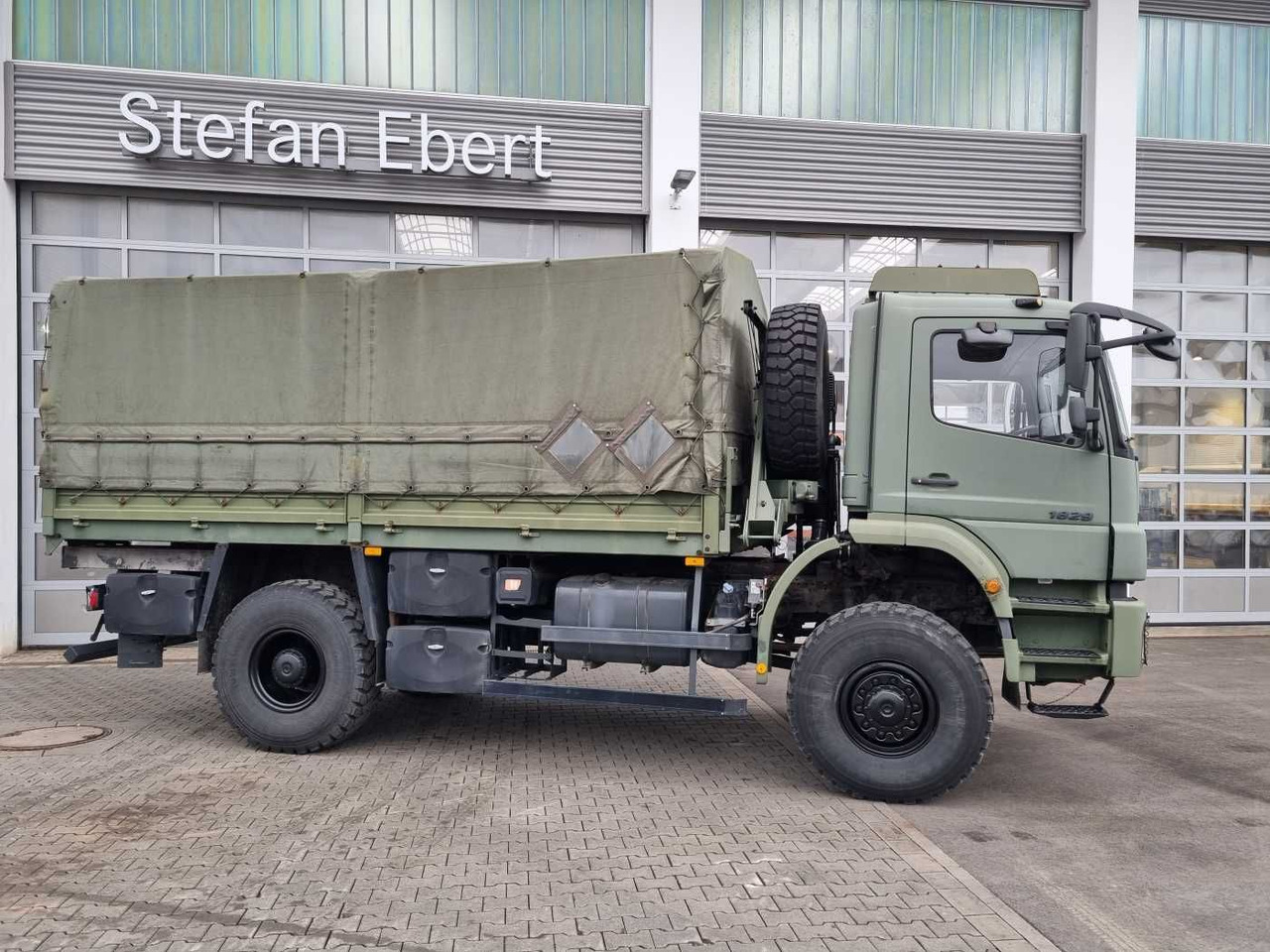 Pressukapelli kuorma-auto Mercedes-Benz Axor 1829 A 4x4 Pritsche/Plane 10 Stück: kuva Pressukapelli kuorma-auto Mercedes-Benz Axor 1829 A 4x4 Pritsche/Plane 10 Stück Pressukapelli kuorma-auto Mercedes-Benz Axor 1829 A 4x4 Pritsche/Plane 10 Stück: kuva Pressukapelli kuorma-auto Mercedes-Benz Axor 1829 A 4x4 Pritsche/Plane 10 Stück