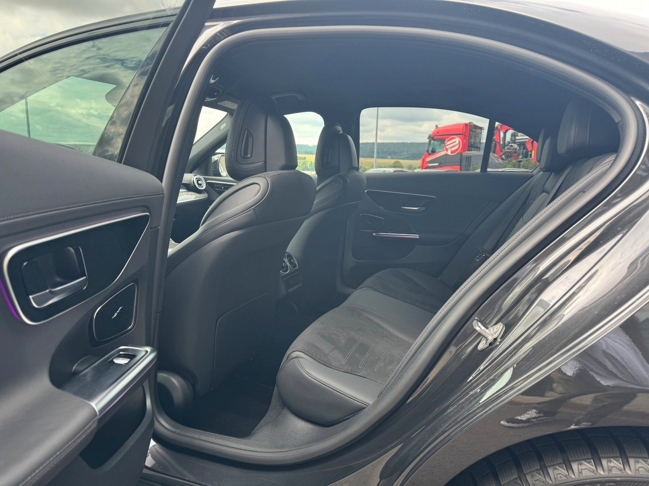 Sedan Mercedes-Benz C 400e 4M AMG+HUD+RFK+TotW+Ambiente+Night: kuva Sedan Mercedes-Benz C 400e 4M AMG+HUD+RFK+TotW+Ambiente+Night Sedan Mercedes-Benz C 400e 4M AMG+HUD+RFK+TotW+Ambiente+Night: kuva Sedan Mercedes-Benz C 400e 4M AMG+HUD+RFK+TotW+Ambiente+Night