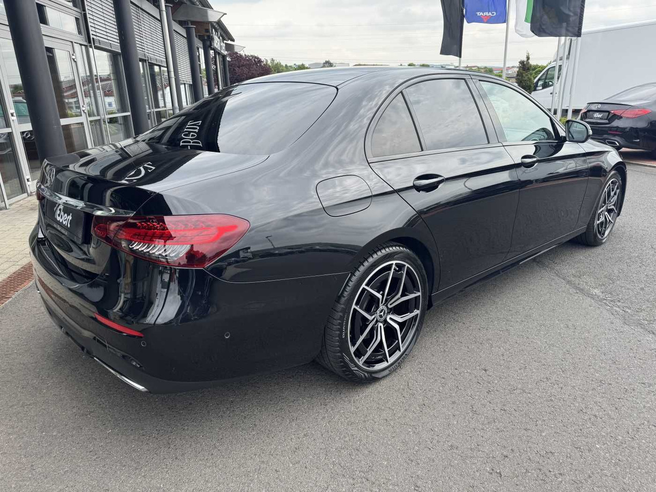 Mercedes-Benz E 220d AMG+Pano+Distr+Multibeam+RFK+Night - Sedan: kuva Mercedes-Benz E 220d AMG+Pano+Distr+Multibeam+RFK+Night - Sedan Mercedes-Benz E 220d AMG+Pano+Distr+Multibeam+RFK+Night - Sedan: kuva Mercedes-Benz E 220d AMG+Pano+Distr+Multibeam+RFK+Night - Sedan