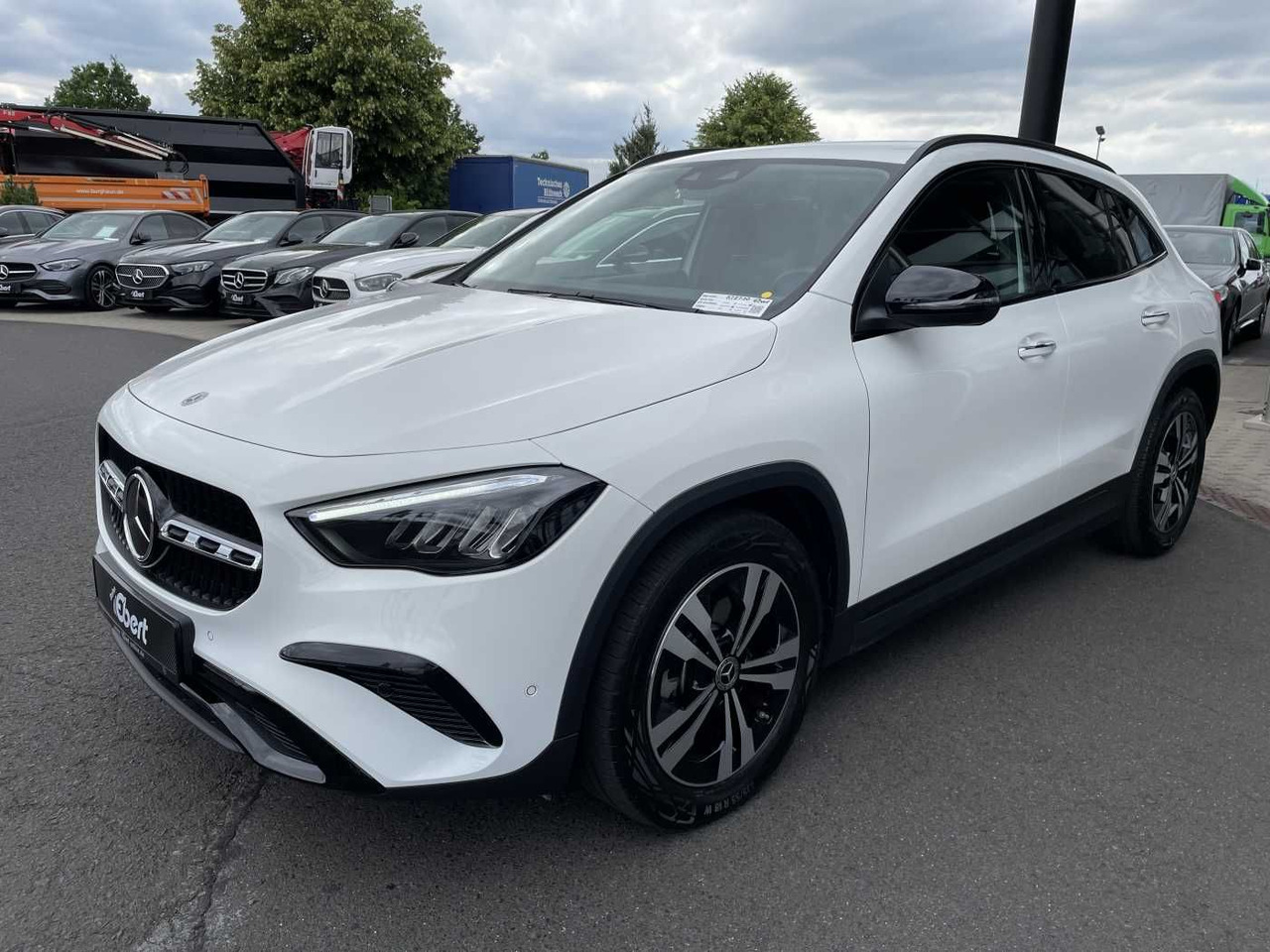 Mercedes-Benz GLA 220 4M 8G Progressive R-Kamera +Distr+Ambien - Maasturi/ Katumaasturi: kuva Mercedes-Benz GLA 220 4M 8G Progressive R-Kamera +Distr+Ambien - Maasturi/ Katumaasturi Mercedes-Benz GLA 220 4M 8G Progressive R-Kamera +Distr+Ambien - Maasturi/ Katumaasturi: kuva Mercedes-Benz GLA 220 4M 8G Progressive R-Kamera +Distr+Ambien - Maasturi/ Katumaasturi