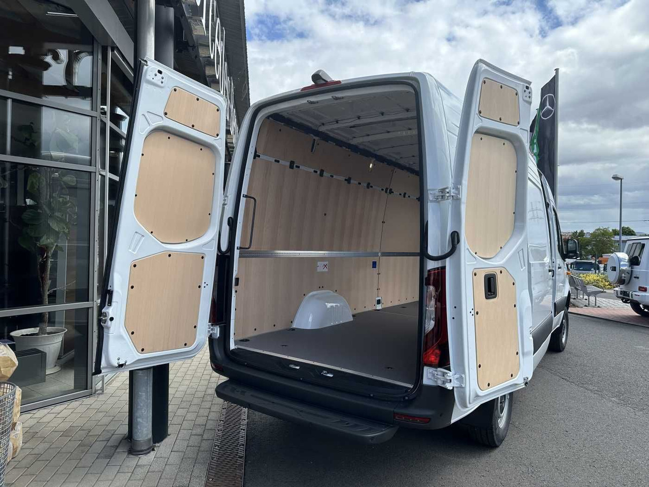 Pakettiauto Mercedes-Benz Sprinter 319 CDI 4x4 4325 Kamera LED SHZ MBUX: kuva Pakettiauto Mercedes-Benz Sprinter 319 CDI 4x4 4325 Kamera LED SHZ MBUX