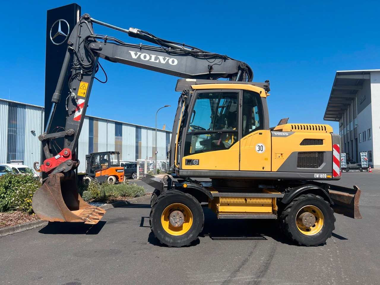 Volvo EW160D / 2014 / 1xTieflöffel / Forstschutzgitter - Pyöräalustainen kaivinkone: kuva Volvo EW160D / 2014 / 1xTieflöffel / Forstschutzgitter - Pyöräalustainen kaivinkone Volvo EW160D / 2014 / 1xTieflöffel / Forstschutzgitter - Pyöräalustainen kaivinkone: kuva Volvo EW160D / 2014 / 1xTieflöffel / Forstschutzgitter - Pyöräalustainen kaivinkone
