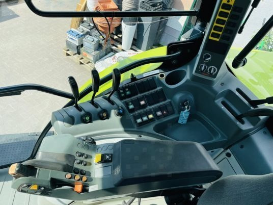 Claas ARION 620 - Traktori: kuva Claas ARION 620 - Traktori Claas ARION 620 - Traktori: kuva Claas ARION 620 - Traktori