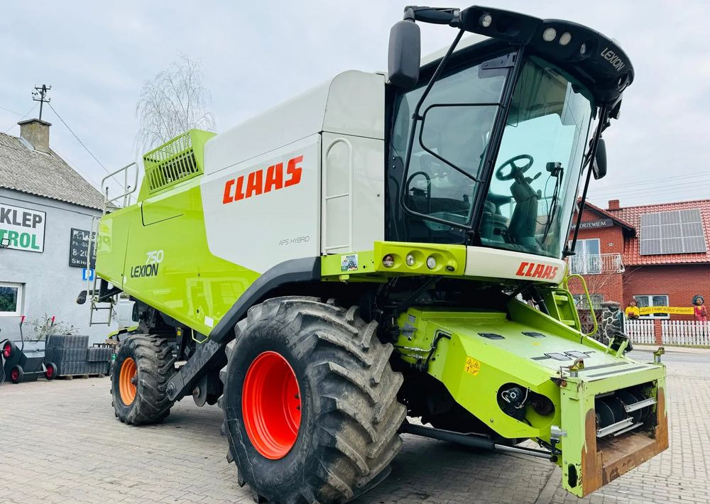 Claas LEXION 750 APS HYBRID - Leikkuupuimuri: kuva Claas LEXION 750 APS HYBRID - Leikkuupuimuri Claas LEXION 750 APS HYBRID - Leikkuupuimuri: kuva Claas LEXION 750 APS HYBRID - Leikkuupuimuri