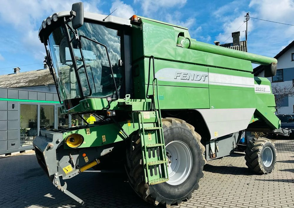 Fendt 5220E - Leikkuupuimuri: kuva Fendt 5220E - Leikkuupuimuri Fendt 5220E - Leikkuupuimuri: kuva Fendt 5220E - Leikkuupuimuri