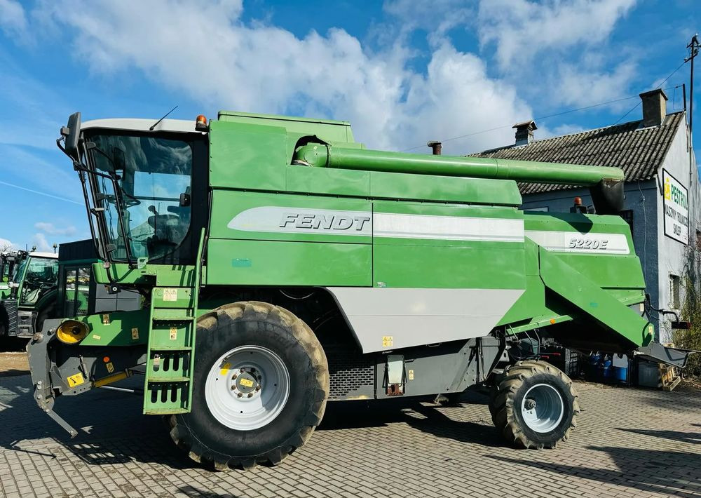 Fendt 5220E - Leikkuupuimuri: kuva Fendt 5220E - Leikkuupuimuri Fendt 5220E - Leikkuupuimuri: kuva Fendt 5220E - Leikkuupuimuri