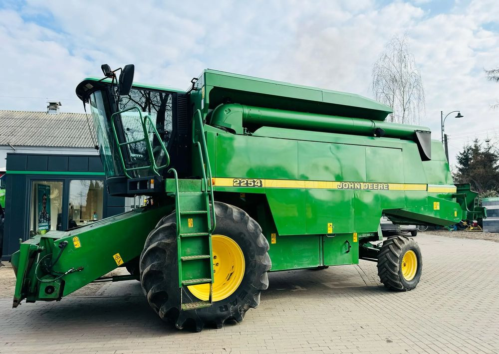 John Deere 2254 - Leikkuupuimuri: kuva John Deere 2254 - Leikkuupuimuri John Deere 2254 - Leikkuupuimuri: kuva John Deere 2254 - Leikkuupuimuri