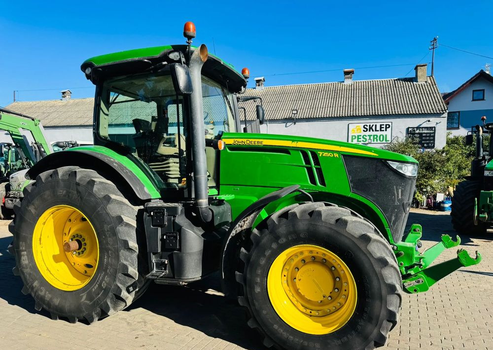 John Deere 7250R - Traktori: kuva John Deere 7250R - Traktori John Deere 7250R - Traktori: kuva John Deere 7250R - Traktori