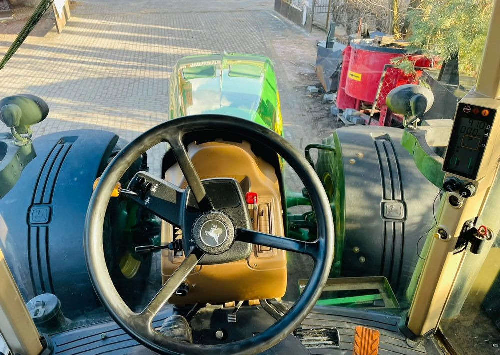 Traktori John Deere 8130: kuva Traktori John Deere 8130