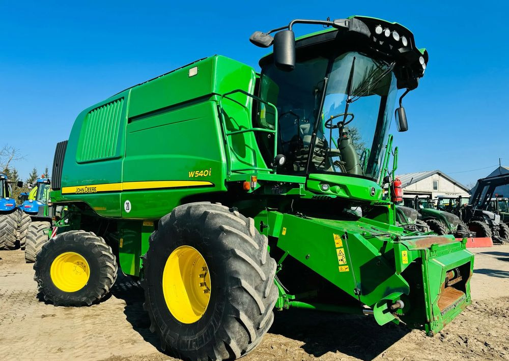 Leikkuupuimuri John Deere W540i: kuva Leikkuupuimuri John Deere W540i