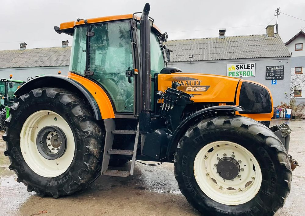 Renault Ares 826 RZ - Traktori: kuva Renault Ares 826 RZ - Traktori Renault Ares 826 RZ - Traktori: kuva Renault Ares 826 RZ - Traktori
