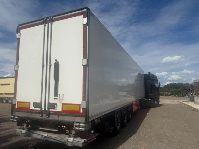 Schmitz Cargobull Thermoking 1606 diesel uren laadklep - Refrigeraattori puoliperävaunu: kuva Schmitz Cargobull Thermoking 1606 diesel uren laadklep - Refrigeraattori puoliperävaunu Schmitz Cargobull Thermoking 1606 diesel uren laadklep - Refrigeraattori puoliperävaunu: kuva Schmitz Cargobull Thermoking 1606 diesel uren laadklep - Refrigeraattori puoliperävaunu
