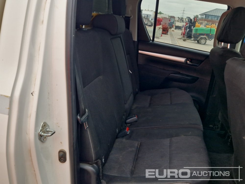 Avolava-auto 2021 Toyota Hilux Icon: kuva Avolava-auto 2021 Toyota Hilux Icon