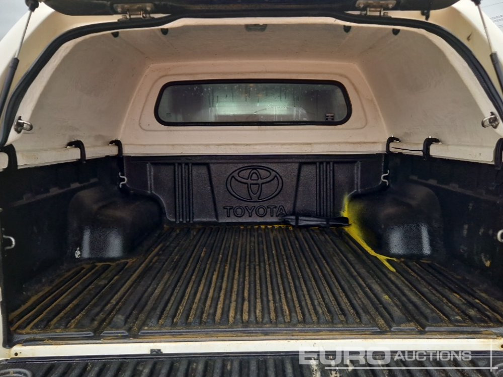 Avolava-auto 2021 Toyota Hilux Icon: kuva Avolava-auto 2021 Toyota Hilux Icon