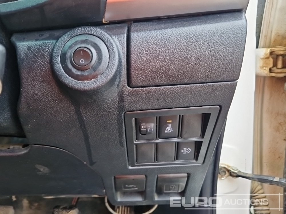 Avolava-auto 2021 Toyota Hilux Icon: kuva Avolava-auto 2021 Toyota Hilux Icon