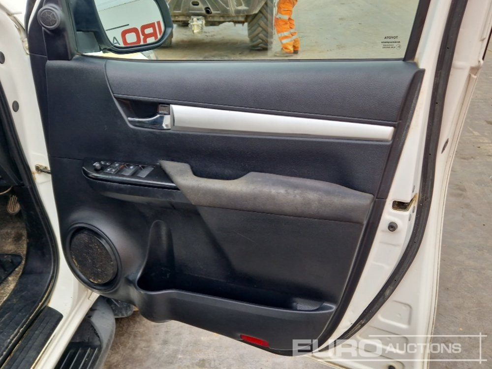 Avolava-auto 2021 Toyota Hilux Icon: kuva Avolava-auto 2021 Toyota Hilux Icon