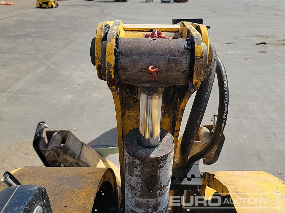 Minikuormaaja Brokk Remote Controlled Excavator, Rubber Tracks, Piped, Stabilisers: kuva Minikuormaaja Brokk Remote Controlled Excavator, Rubber Tracks, Piped, Stabilisers