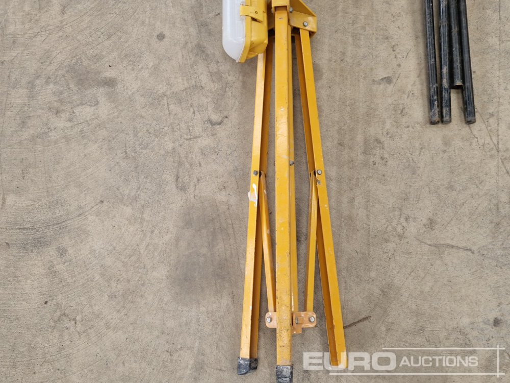 Rakennustarvikkeet Elite/Nightsearcher 110/240 Volt LED Tripod Work Light (2 of): kuva Rakennustarvikkeet Elite/Nightsearcher 110/240 Volt LED Tripod Work Light (2 of)