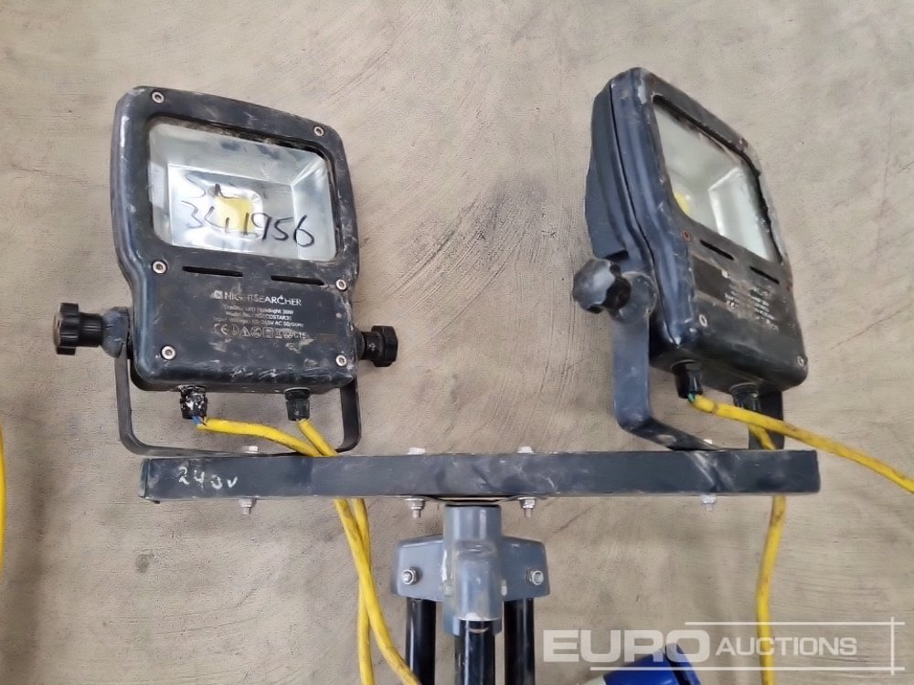 Rakennustarvikkeet Elite/Nightsearcher 110/240 Volt LED Tripod Work Light (2 of): kuva Rakennustarvikkeet Elite/Nightsearcher 110/240 Volt LED Tripod Work Light (2 of)