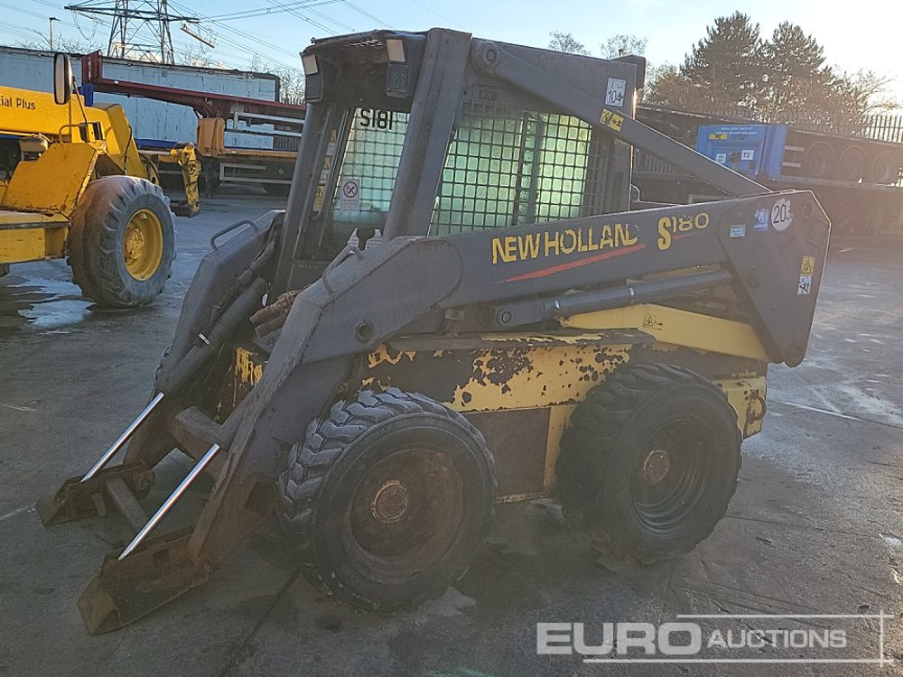 New Holland LS180 - Liukuohjattu kuormaaja: kuva New Holland LS180 - Liukuohjattu kuormaaja New Holland LS180 - Liukuohjattu kuormaaja: kuva New Holland LS180 - Liukuohjattu kuormaaja