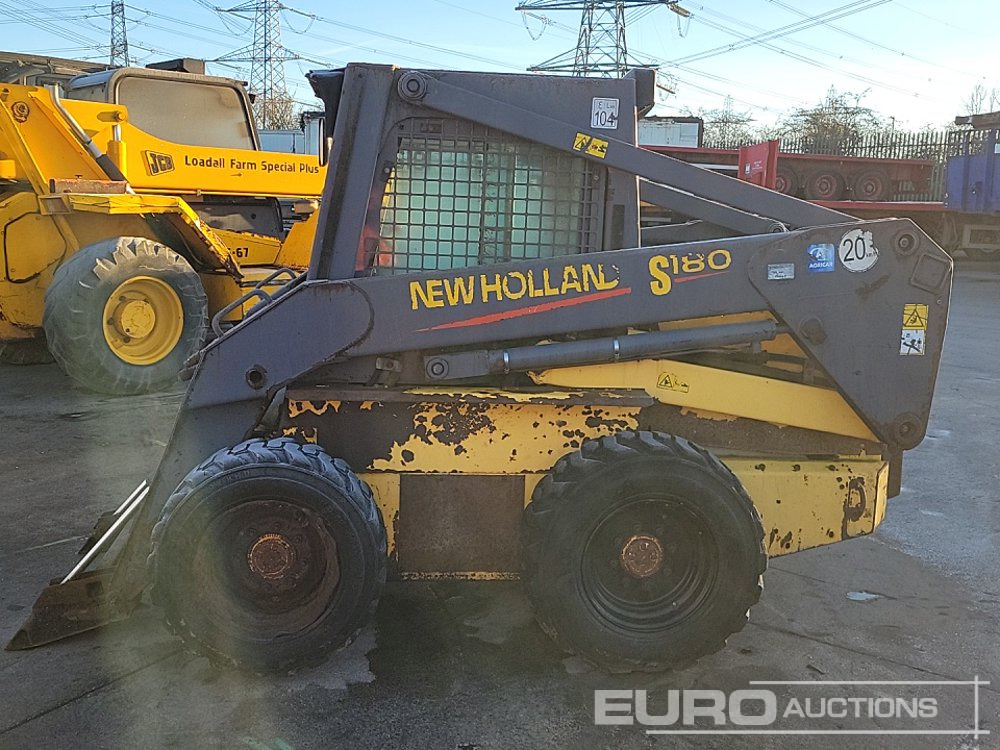New Holland LS180 - Liukuohjattu kuormaaja: kuva New Holland LS180 - Liukuohjattu kuormaaja New Holland LS180 - Liukuohjattu kuormaaja: kuva New Holland LS180 - Liukuohjattu kuormaaja