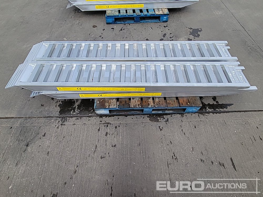 Unused Aluminium Low Loader Ramps (4 of) - Rakennustarvikkeet: kuva Unused Aluminium Low Loader Ramps (4 of) - Rakennustarvikkeet Unused Aluminium Low Loader Ramps (4 of) - Rakennustarvikkeet: kuva Unused Aluminium Low Loader Ramps (4 of) - Rakennustarvikkeet