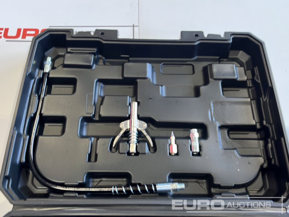 Unused Boss 21 Volt Lithium Battery Cordless Grease Gun, 2 Batteries, Charger, Case, Shoulder Strap, Extension Pieces and Fittings - Korjaamolaitteet: kuva Unused Boss 21 Volt Lithium Battery Cordless Grease Gun, 2 Batteries, Charger, Case, Shoulder Strap, Extension Pieces and Fittings - Korjaamolaitteet Unused Boss 21 Volt Lithium Battery Cordless Grease Gun, 2 Batteries, Charger, Case, Shoulder Strap, Extension Pieces and Fittings - Korjaamolaitteet: kuva Unused Boss 21 Volt Lithium Battery Cordless Grease Gun, 2 Batteries, Charger, Case, Shoulder Strap, Extension Pieces and Fittings - Korjaamolaitteet