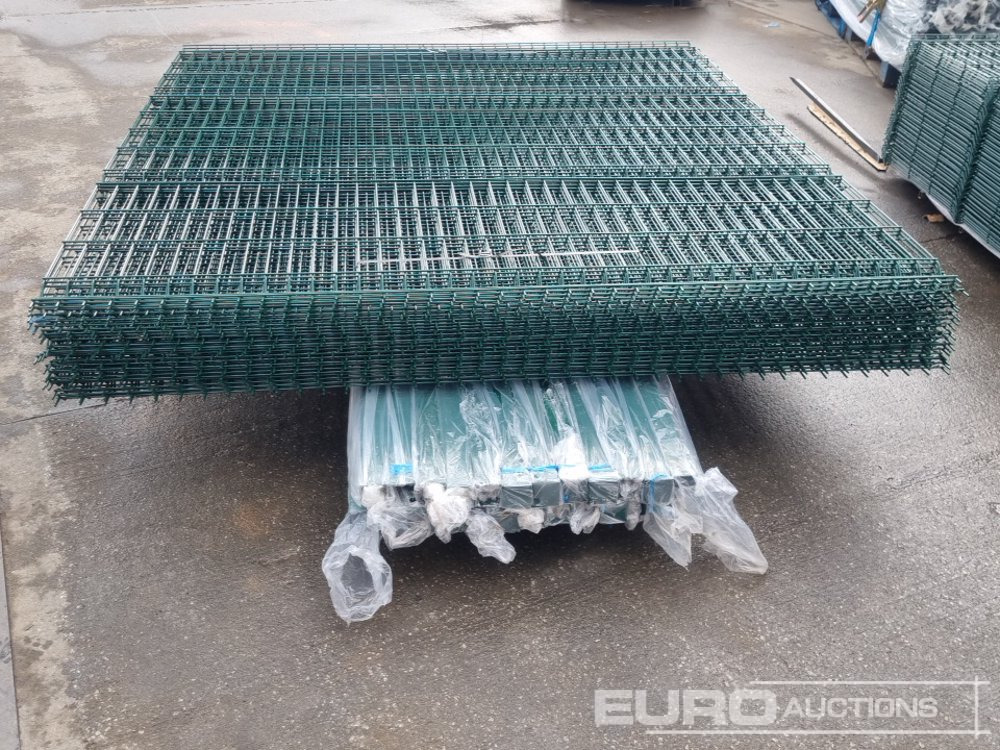 Rakennustarvikkeet Unused Galvanised & Powder Coated Heavy Duty (5mm) Wire Mesh Fencing, 25 x H2.4m x W2.2m Panels, 26 x 60mm x 60mm x3m Posts, with Fittings (Green): kuva Rakennustarvikkeet Unused Galvanised & Powder Coated Heavy Duty (5mm) Wire Mesh Fencing, 25 x H2.4m x W2.2m Panels, 26 x 60mm x 60mm x3m Posts, with Fittings (Green)
