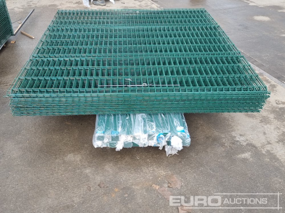 Rakennustarvikkeet Unused Galvanised & Powder Coated Heavy Duty (5mm) Wire Mesh Fencing, 25 x H2.4m x W2.2m Panels, 26 x 60mm x 60mm x3m Posts, with Fittings (Green): kuva Rakennustarvikkeet Unused Galvanised & Powder Coated Heavy Duty (5mm) Wire Mesh Fencing, 25 x H2.4m x W2.2m Panels, 26 x 60mm x 60mm x3m Posts, with Fittings (Green)