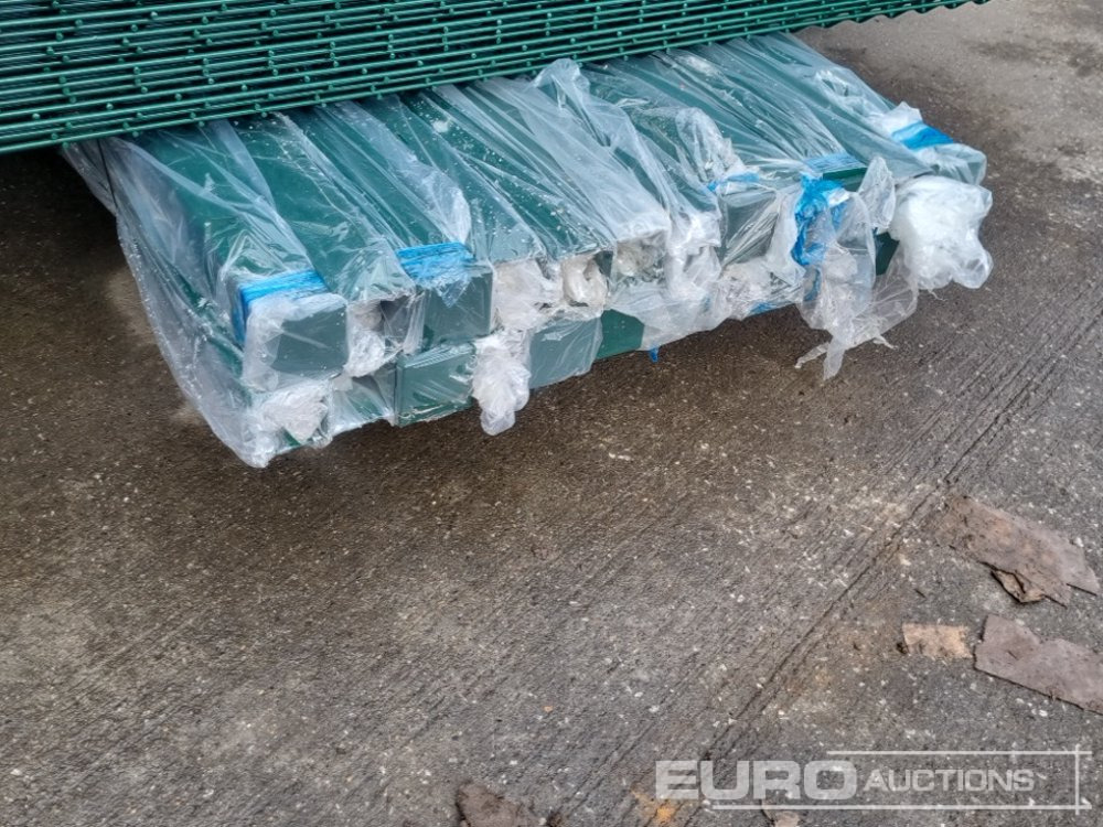 Rakennustarvikkeet Unused Galvanised & Powder Coated Heavy Duty (5mm) Wire Mesh Fencing, 25 x H2.4m x W2.2m Panels, 26 x 60mm x 60mm x3m Posts, with Fittings (Green): kuva Rakennustarvikkeet Unused Galvanised & Powder Coated Heavy Duty (5mm) Wire Mesh Fencing, 25 x H2.4m x W2.2m Panels, 26 x 60mm x 60mm x3m Posts, with Fittings (Green)