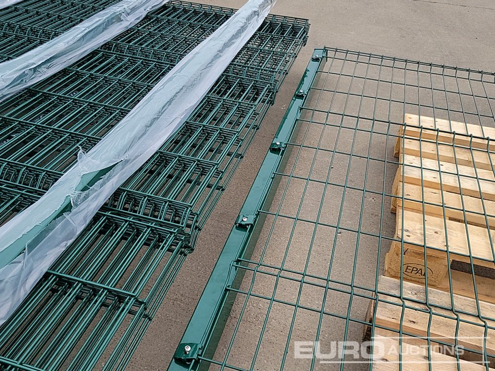 Rakennustarvikkeet Unused Galvanised & Powder Coated Heavy Duty (5mm) Wire Mesh Fencing, 25 x H2.4m x W2.2m Panels, 26 x 60mm x 60mm x3m Posts, with Fittings (Green): kuva Rakennustarvikkeet Unused Galvanised & Powder Coated Heavy Duty (5mm) Wire Mesh Fencing, 25 x H2.4m x W2.2m Panels, 26 x 60mm x 60mm x3m Posts, with Fittings (Green)
