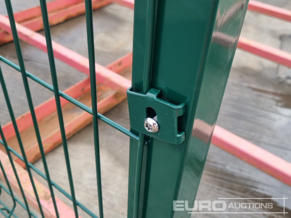 Rakennustarvikkeet Unused Galvanised & Powder Coated Heavy Duty (5mm) Wire Mesh Fencing, 25 x H2.4m x W2.2m Panels, 26 x 60mm x 60mm x3m Posts, with Fittings (Green): kuva Rakennustarvikkeet Unused Galvanised & Powder Coated Heavy Duty (5mm) Wire Mesh Fencing, 25 x H2.4m x W2.2m Panels, 26 x 60mm x 60mm x3m Posts, with Fittings (Green)