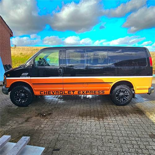 Chevrolet Express Van 2500 - Pikkubussi: kuva Chevrolet Express Van 2500 - Pikkubussi Chevrolet Express Van 2500 - Pikkubussi: kuva Chevrolet Express Van 2500 - Pikkubussi