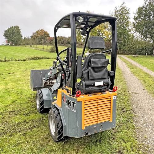 Giant D254SW - Liukuohjattu kuormaaja: kuva Giant D254SW - Liukuohjattu kuormaaja Giant D254SW - Liukuohjattu kuormaaja: kuva Giant D254SW - Liukuohjattu kuormaaja