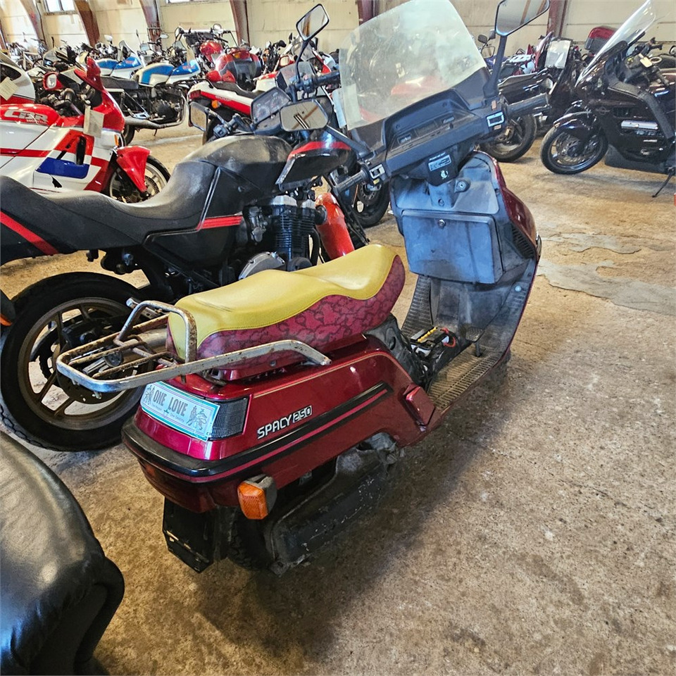 Honda 250 Spacy - Moottoripyörä: kuva Honda 250 Spacy - Moottoripyörä Honda 250 Spacy - Moottoripyörä: kuva Honda 250 Spacy - Moottoripyörä
