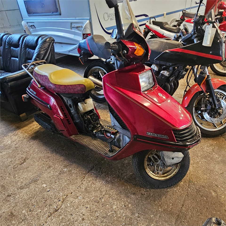 Honda 250 Spacy - Moottoripyörä: kuva Honda 250 Spacy - Moottoripyörä Honda 250 Spacy - Moottoripyörä: kuva Honda 250 Spacy - Moottoripyörä