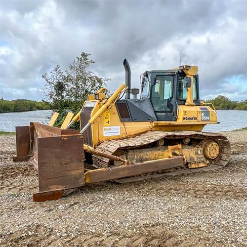 Komatsu D65 PX-15 EO - Puskutraktori: kuva Komatsu D65 PX-15 EO - Puskutraktori Komatsu D65 PX-15 EO - Puskutraktori: kuva Komatsu D65 PX-15 EO - Puskutraktori