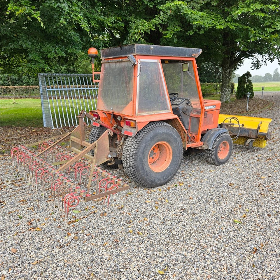 Kubota B8200 - Kunnan traktori: kuva Kubota B8200 - Kunnan traktori Kubota B8200 - Kunnan traktori: kuva Kubota B8200 - Kunnan traktori