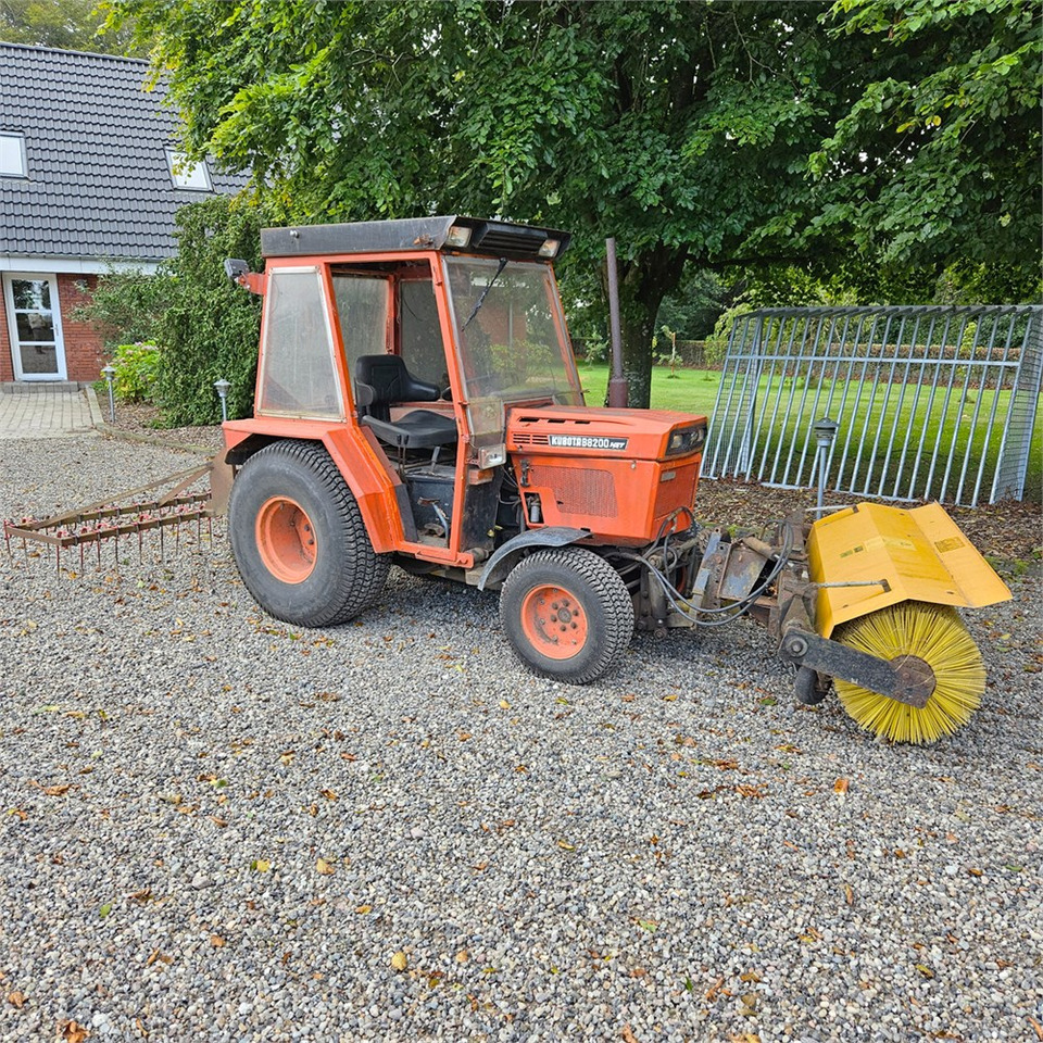 Kubota B8200 - Kunnan traktori: kuva Kubota B8200 - Kunnan traktori Kubota B8200 - Kunnan traktori: kuva Kubota B8200 - Kunnan traktori