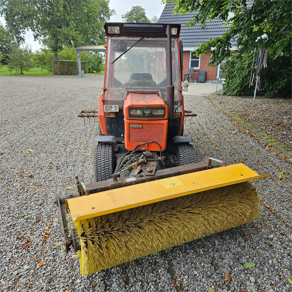 Kubota B8200 - Kunnan traktori: kuva Kubota B8200 - Kunnan traktori Kubota B8200 - Kunnan traktori: kuva Kubota B8200 - Kunnan traktori