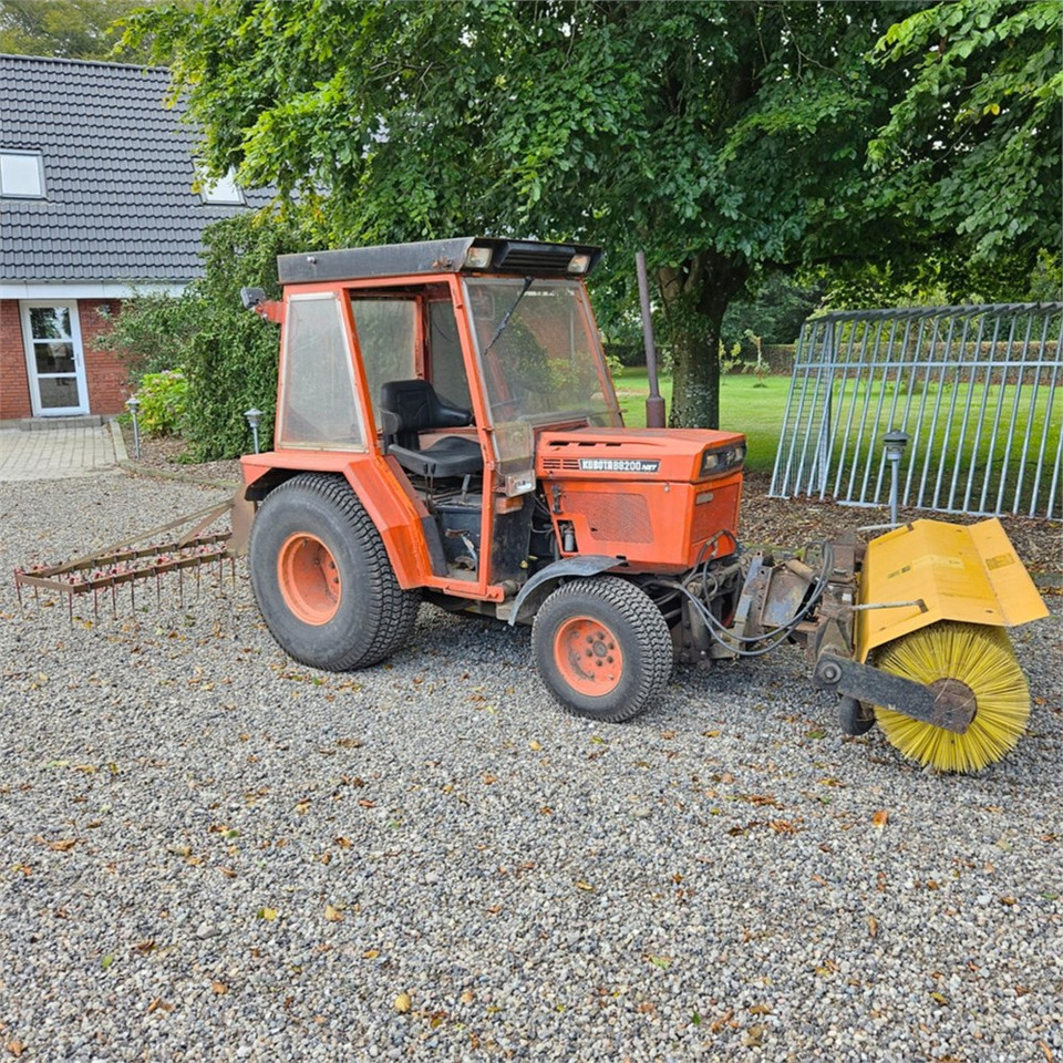 Kubota B8200 - Kunnan traktori: kuva Kubota B8200 - Kunnan traktori Kubota B8200 - Kunnan traktori: kuva Kubota B8200 - Kunnan traktori