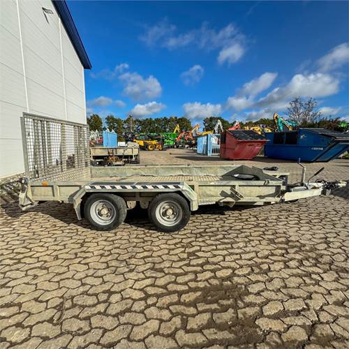 Nugent P3718 - Peräkärry: kuva Nugent P3718 - Peräkärry Nugent P3718 - Peräkärry: kuva Nugent P3718 - Peräkärry