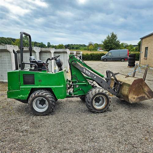 Volvo ZL302C - Pyöräkuormaaja: kuva Volvo ZL302C - Pyöräkuormaaja Volvo ZL302C - Pyöräkuormaaja: kuva Volvo ZL302C - Pyöräkuormaaja