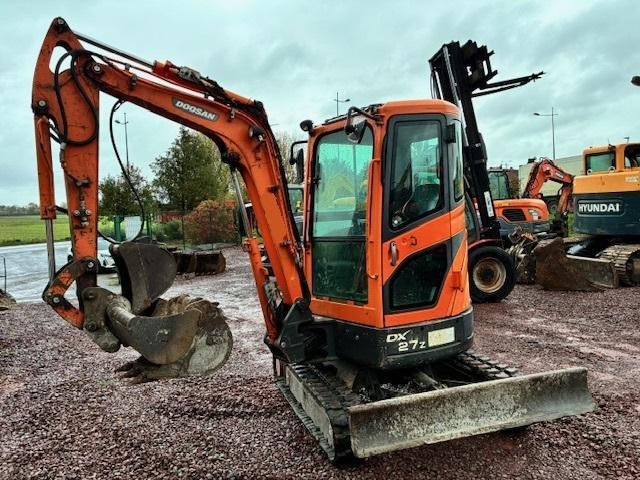 Doosan DX 27 Z - Minikuormaaja: kuva Doosan DX 27 Z - Minikuormaaja Doosan DX 27 Z - Minikuormaaja: kuva Doosan DX 27 Z - Minikuormaaja