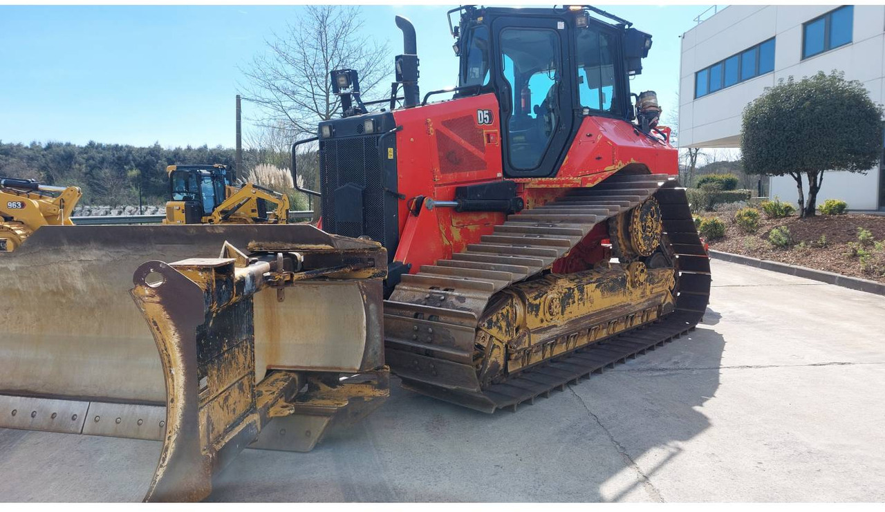 CAT D5 - Puskutraktori: kuva CAT D5 - Puskutraktori CAT D5 - Puskutraktori: kuva CAT D5 - Puskutraktori