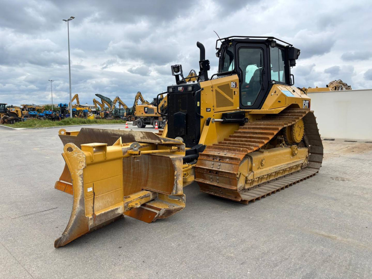 CAT D5 - Puskutraktori: kuva CAT D5 - Puskutraktori CAT D5 - Puskutraktori: kuva CAT D5 - Puskutraktori