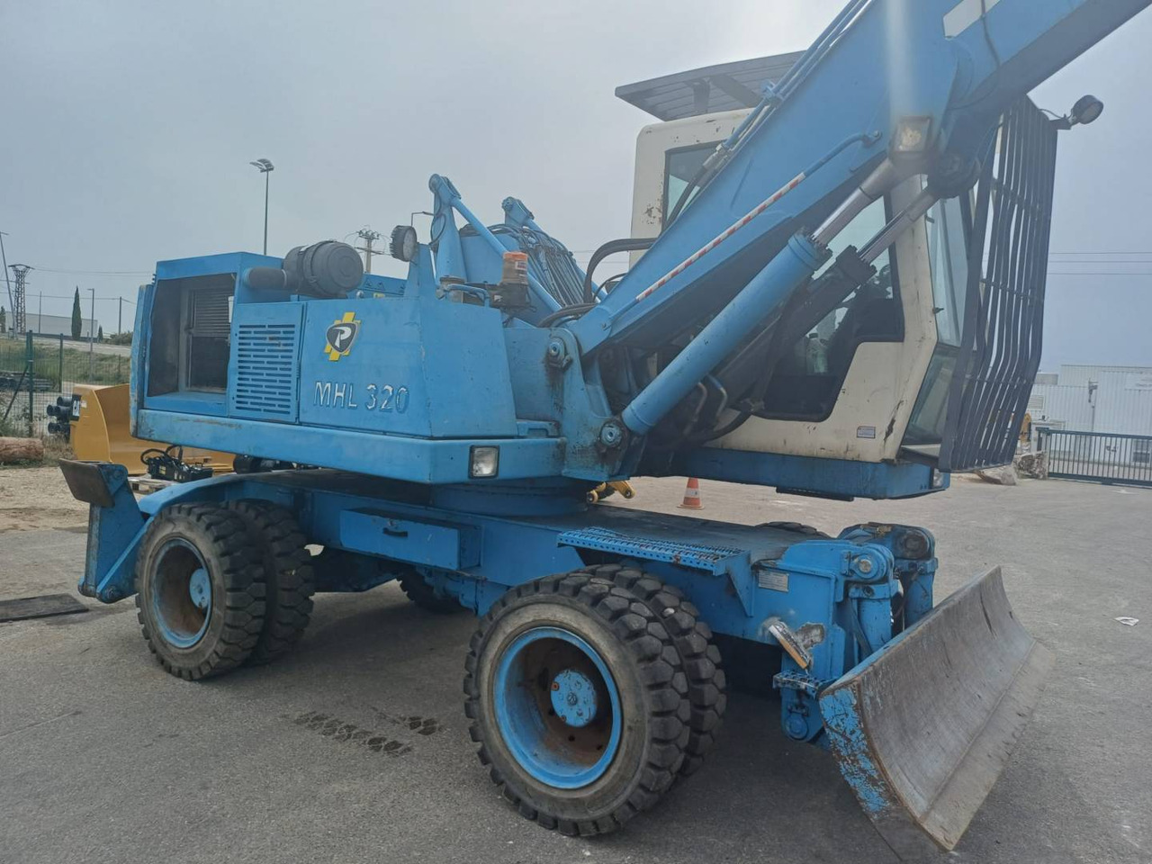 FUCHS MHL320 - Pyöräalustainen kaivinkone: kuva FUCHS MHL320 - Pyöräalustainen kaivinkone FUCHS MHL320 - Pyöräalustainen kaivinkone: kuva FUCHS MHL320 - Pyöräalustainen kaivinkone